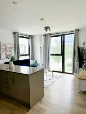 Luxury 2 bed 2 bath 1 min from station